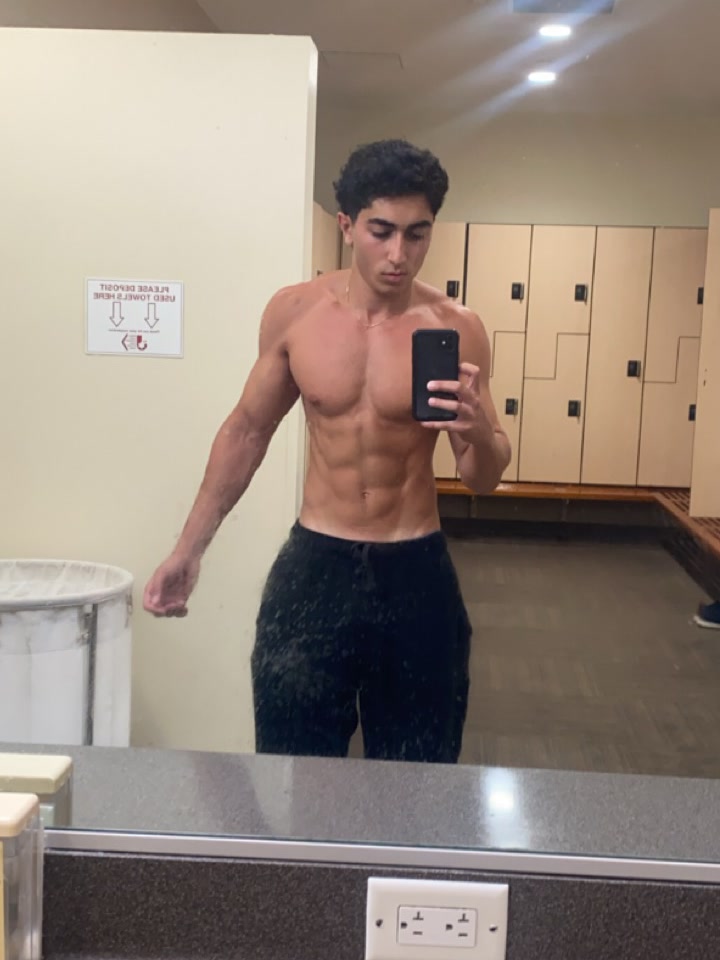 Progress physique mirror photo in a locker room